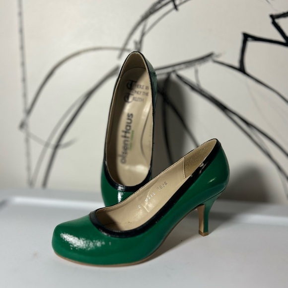 olsenHaus Green with Black Vegan Pumps with Round Pointed Toe Size 6 - Picture 1 of 8